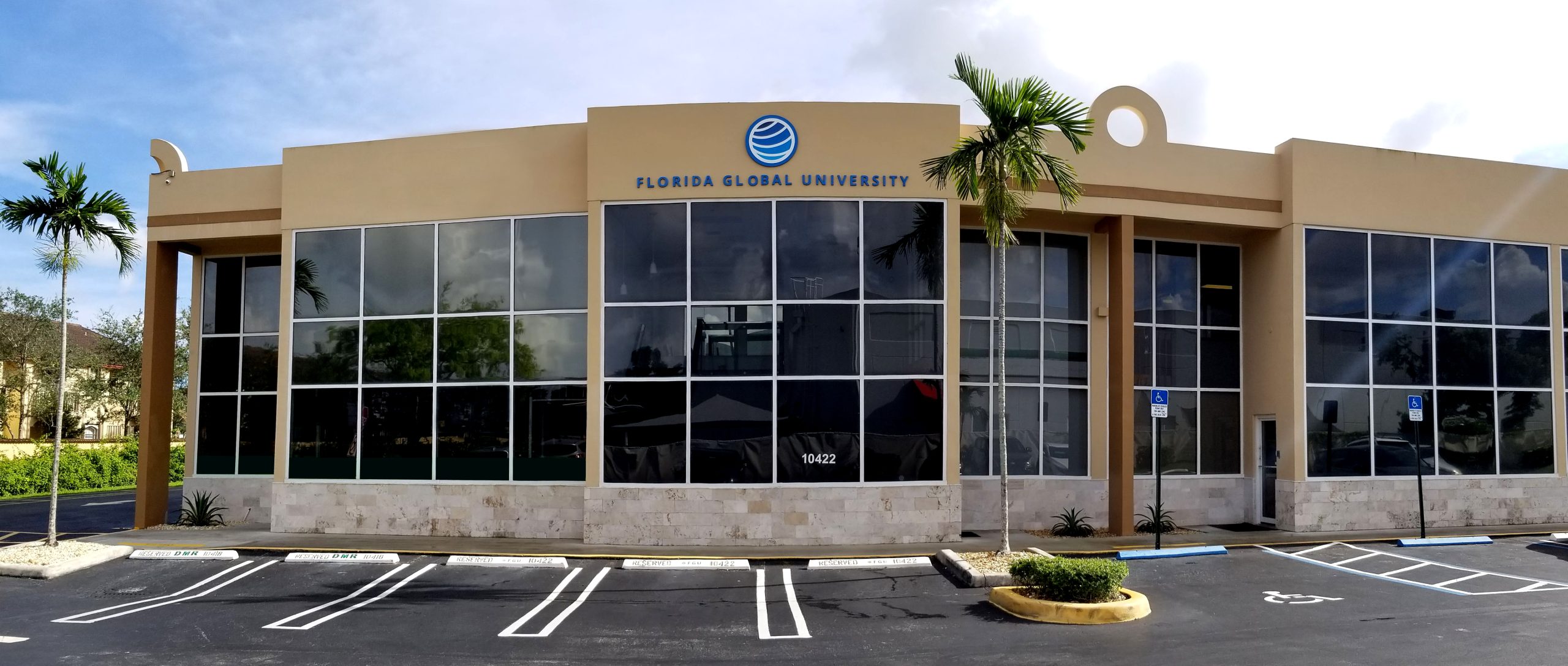 Estudiantes universitarios en campus